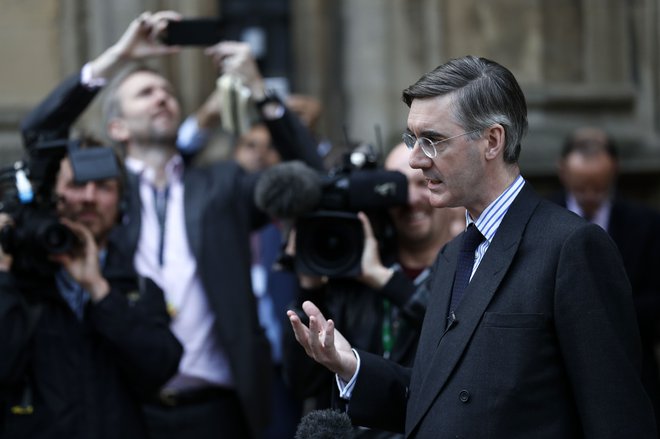 Vplivni evroskeptični poslanec Jacob Rees Mogg medijem pojasnjuje, zakaj torijci potrebujejo novega voditelja. FOTO: Adrian DENNIS / AFP