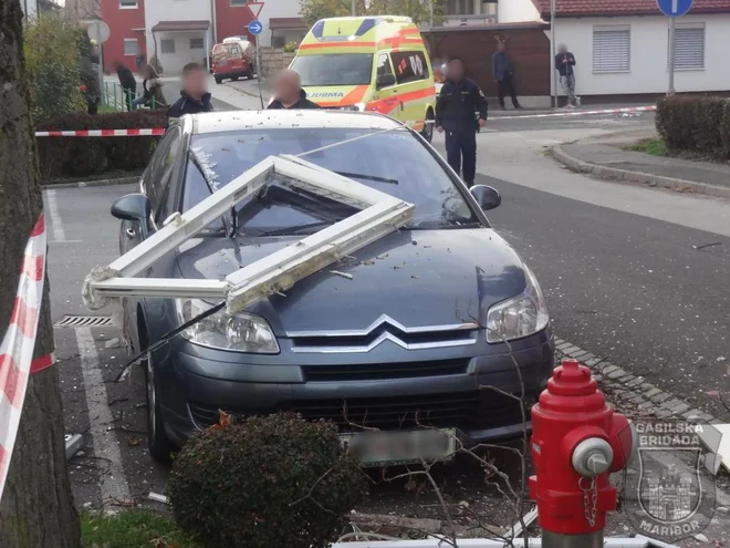 Ruševine so padale tudi po avtomobilih. FOTO: Gasilska brigada Maribor