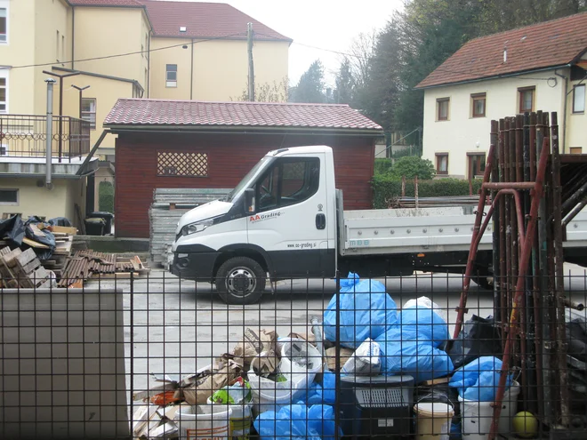 Dvorišče za bivšo Kmetijsko zadrugo je od junija v lasti AAgradinga. Foto Polona Malovrh