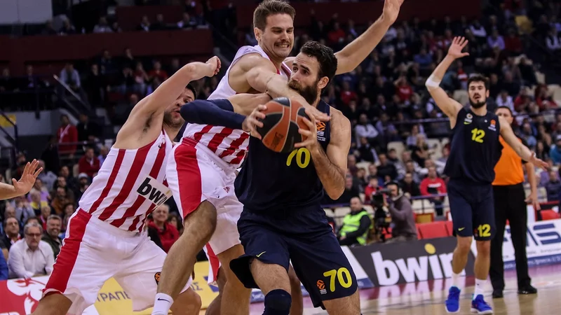 Fotografija: Italijana v istanbulski zasedbi Luigija Dantomeja so košarkarji Olympiakosa s tršimi prijemi ustavili, toda pozabili na svojega rojaka Kostasa Slouskasa, ki je bil ključni gostujoči mož za turško zmago. FOTO: eurolegue.net