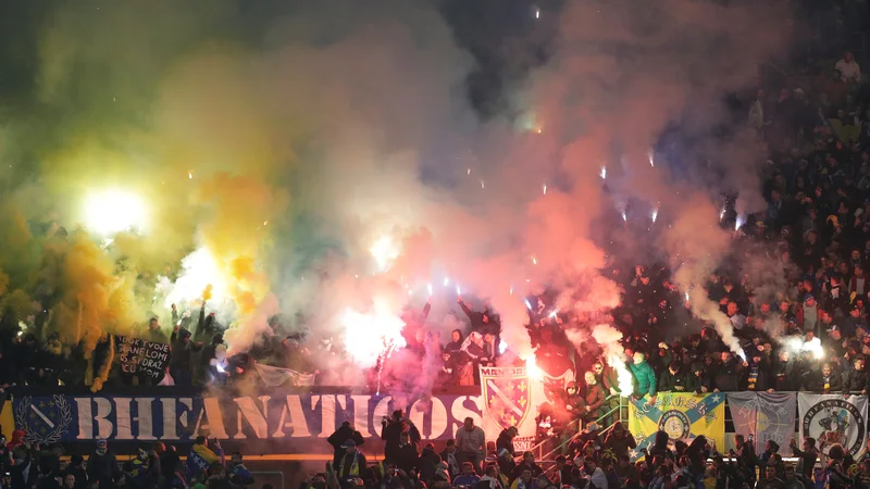 Fotografija: Na Dunaju se je rajalo in plesalo po taktih navijačev in nogometašev iz Bosne in Hercegovine. Z izidom 0:0 je BiH že osvojila prvo mesto v skupini in v ligi narodovo napredovala v najmočnejšo skupino reprezentanc v Evropi. Reuters