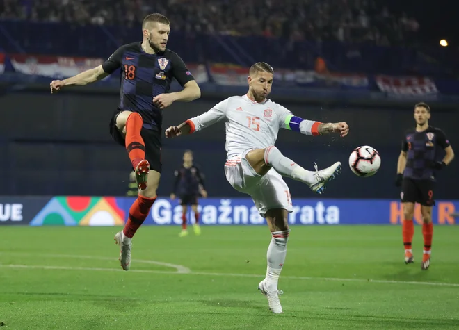 Ante Rebić (levo) je povzročal oblilo težav Sergiu Ramosu, ki je za Španijo izenačil na 2:2 z bele točke. FOTO: Reuters