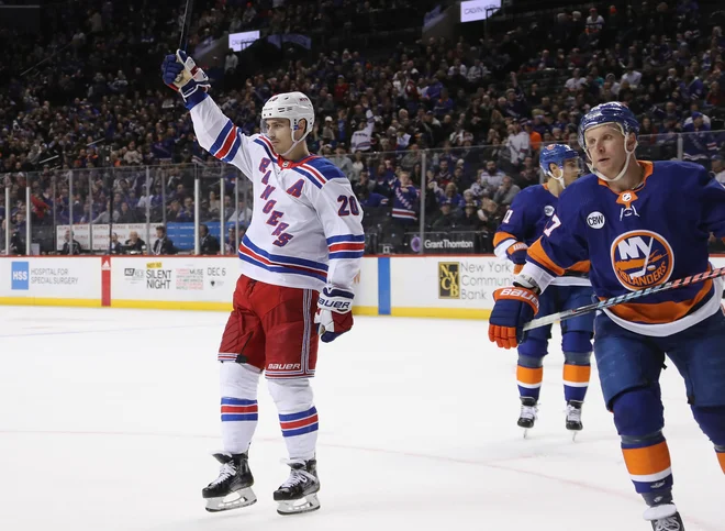 Chris Kreider na svoji 400. tekmi v ligi NHL ni prišel do zmage na mestnem derbiju. FOTO: AFP