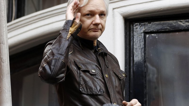 Fotografija: Assange je sicer pred mesecem dni vložil tožbo proti ekvadorski vladi zaradi kršenja temeljnih pravic in omejevanja dostopa do zunanjega sveta. FOTO: Frank Augstein/AP
