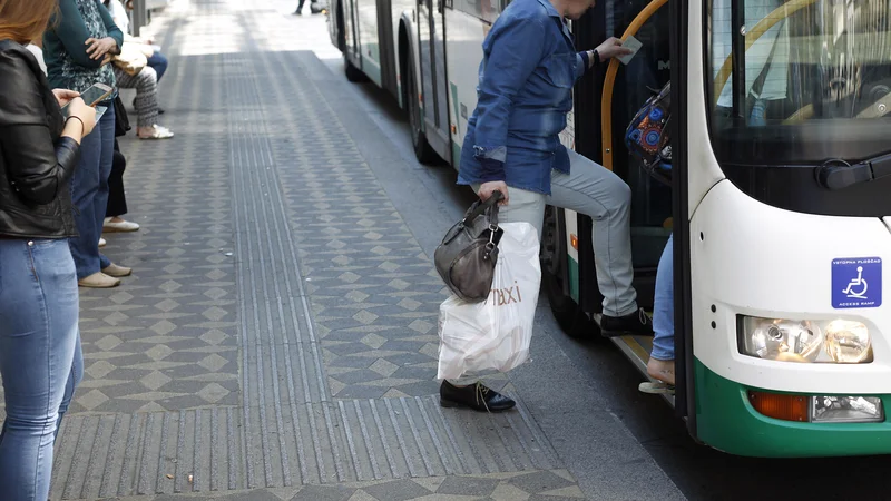 Fotografija: Če bi potniki krajše razdalje prehodili, namesto da se vozijo, bi bila gneča na avtobusih manjša. FOTO: Leon Vidic/Delo