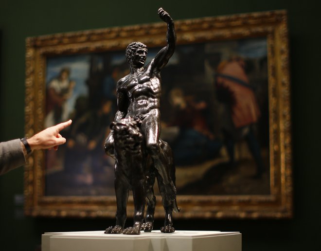 Oba kipa prikazujeta goli akt moškega, ki sedi na hrbtu panterja. FOTO: Reuters  