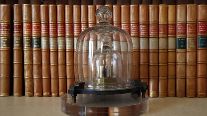 Merska enota kilogram je bila od leta 1889 definirana s kosom iz platine in iridija, ki ga hranijo na obrobju Pariza. FOTO: AP