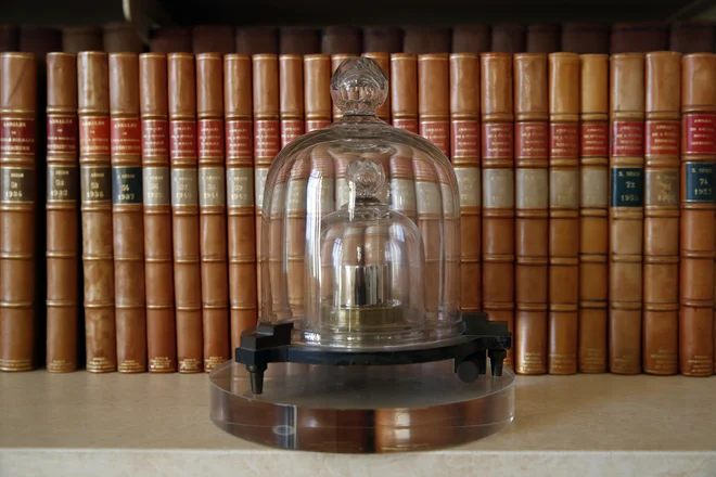 Merska enota kilogram je bila od leta 1889 definirana s kosom iz platine in iridija, ki ga hranijo na obrobju Pariza. FOTO: AP