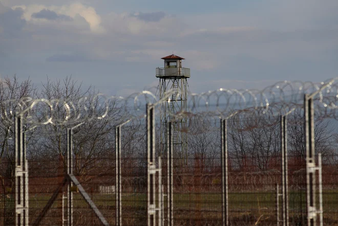 Ograja prebežniškega prehodnega centra Roszke. FOTO: Bernadett Szabo/Reuters