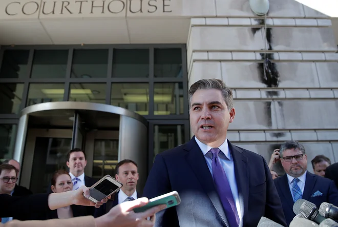 Dopisnik Jim Acosta bo lahko lahko vsaj začasno znova zastavljal vprašanja Donaldu Trumpu. Foto: Reuters