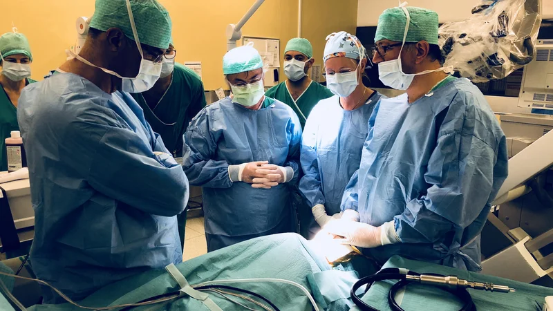 Fotografija: Operacijo plačala italijanska zavarovalnica, slovenska teh operacij še nima v sistemu. FOTO: Arhiv UKC Ljubljana