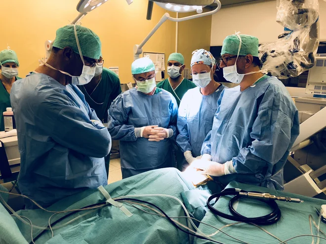 Operacijo plačala italijanska zavarovalnica, slovenska teh operacij še nima v sistemu. FOTO: Arhiv UKC Ljubljana