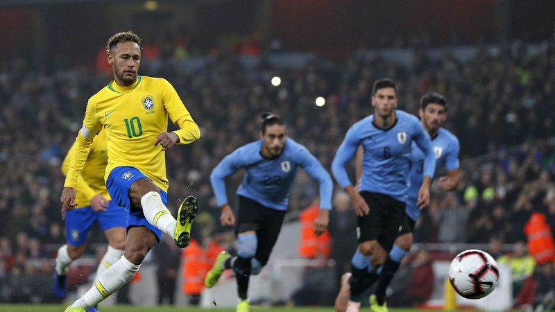 Fotografija: Neymar je urugvajskega vratarja poslal v napačno smer. FOTO: Adrian Dennis/AFP