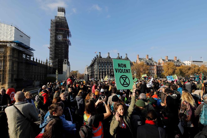 Od britanske vlade zahtevajo, da se aktivnejše začne boriti proti podnebnim spremembam. FOTO: Tolga Akmen/Afp