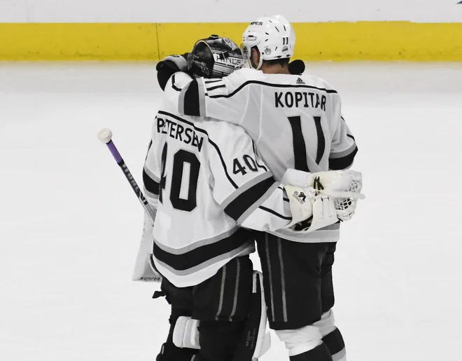 Anže Kopitar in vratar Cal Petersen se tokrat nista veselila zmage. FOTO: Usa Today Sports