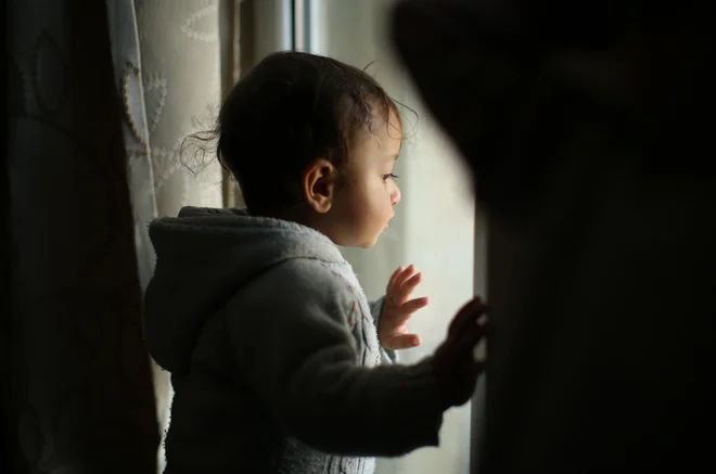 Kjučno je ozaveščanje staršev in otrok, pa tudi učiteljev in vzgojiteljev. »Naj to ne bo tabu. Le tako bomo odprli prostor, da se nam bo otrok morda zaupal.« Fotografija je simbolična. FOTO: Jure Eržen/Delo