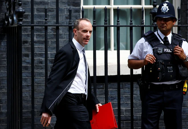 Dominic Raab je v sredo protestno odstopil s položaja, ki ga je zasedal manj kot pol leta. FOTO: REUTERS/Henry Nicholls