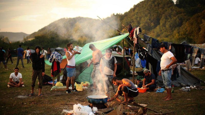 Fotografija: V sprejemnih domovih je prostora le za 1700 ljudi. Na fotografiji improviziran kamp na obrobju Velike Kladuše pred nekaj meseci. Foto Jure Eržen