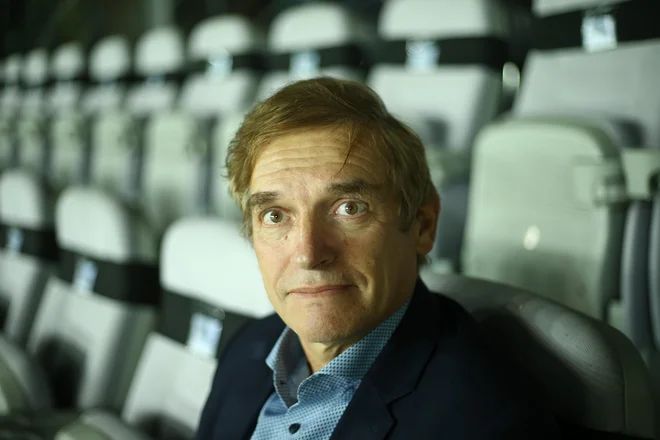 Navijaštva med slovenskimi sodniki ni, ker si vsak želi napredovati, zatrjuje vodja izobraževanja sodnikov pri UEFA Vlado Šajn. FOTO: Jože Suhadolnik/Delo