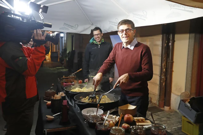 Matjaž Rakovec je takole poskrbel za svoje volivce in mimoidoče. FOTO: Leon Vidic/Delo