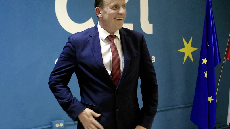 Fotografija: Volivci še naprej zaupajo Bojanu Šrotu FOTO: Roman Šipić/Delo