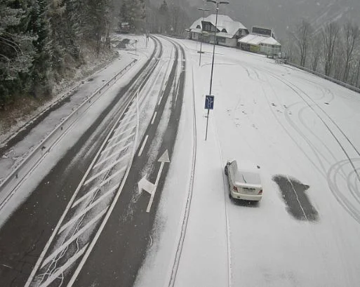 Tako je bilo na ponedeljkovo jutro ob deveti uri na Ljubelju. FOTO: Promet.si