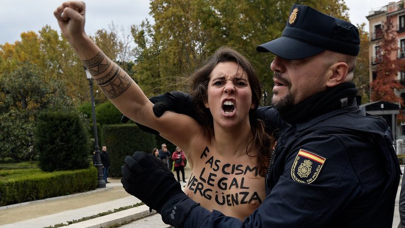 Fotografija: Aretacija članice feminističnega gibanja Femen, ki je želela bojkotirati protest skrajnih desničarjev ob obletnici smrti španskega diktatorja Franca v Madridu. Foto Oscar Del Pozo Afp