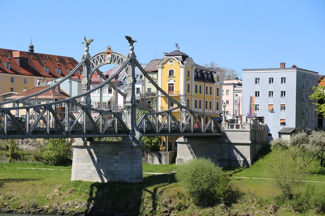 Most, ki vodi čez Salzach v Laufen, so zgradili leta 1903. Stroške za njegovo graditev sta si razdelili tedanja Kraljevina Bavarska in avstro-ogrska monarhija. FOTO: Milan Ilić