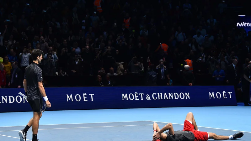 Fotografija: Alexander Zverev je v finalu zaključnega mastersa v Londonu premagal Novaka Đokovića s 6:4 in 6:3. Zverev je šele drugič v karieri nastopil na turnirju najboljših osmih igralcev sezone in prvič igral v finalu. Proti Đokoviću, ki bo sezono navkljub porazu končal na prvem mestu lestvice ATP, je prišel do desetega naslova oziroma petega v letošnji sezoni. Foto Glyn Kirk Afp