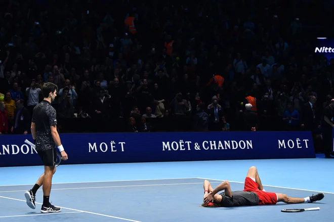 Alexander Zverev je v finalu zaključnega mastersa v Londonu premagal Novaka Đokovića s 6:4 in 6:3.&nbsp;Zverev&nbsp;je šele drugič v karieri nastopil na turnirju najboljših osmih igralcev sezone in prvič igral v finalu. Proti Đokoviću, ki bo sezono navkljub porazu končal na prvem mestu lestvice ATP, je prišel do desetega naslova oziroma petega v letošnji sezoni.&nbsp;Foto Glyn Kirk Afp