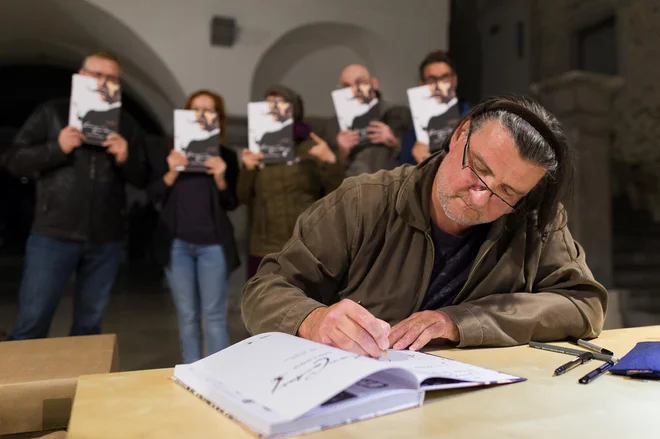 Zoran Smiljanić, znan tudi pod psevdonimom Vittorio de la Croce, je slovenski stripar, ilustrator, karikaturist, oblikovalec, scenarist, filmofil in publicist.<br />
FOTO: arhiv založbe