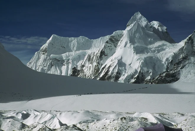 5700 metrov visoko sedlo Nangpa La s karavano, ki se mu bliža s tibetanske strani leta 2001. FOTO: Viki Grošelj