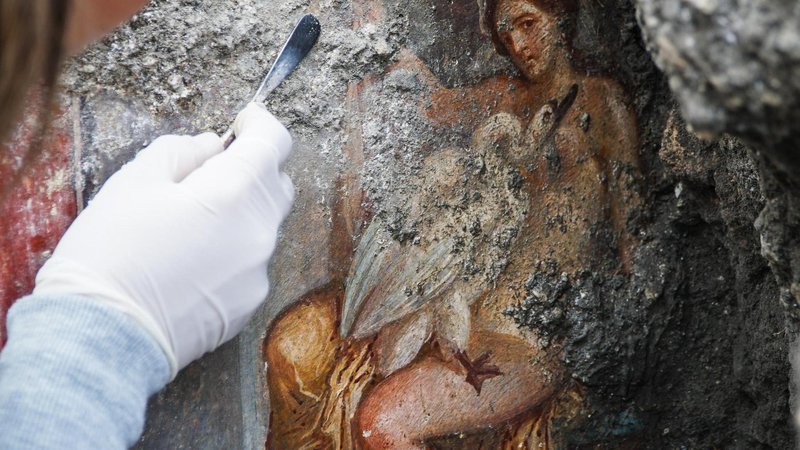 Fotografija: Fresko so odkrili v objektu, katerega raziskovanje je dediščino pompejanskih fresk že poleti obogatilo s podobno erotično fresko Priapa. FOTO: Cesare Abbate/AP