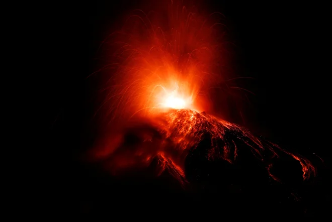 Fuego je od gvatemalske prestolnice Ciudad de Guatemala oddaljen 35 kilometrov. FOTO: Reuters