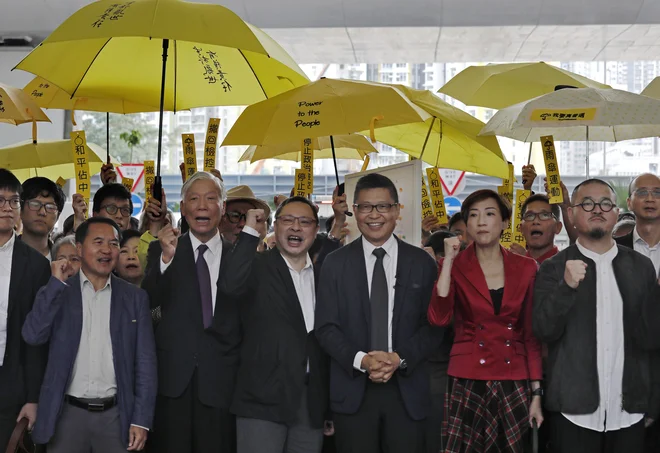 Voditelji gibanja Okupirajmo Central (tudi Benny Tai, Chan Kin-man in Chu Yiu-ming) pred vstopom v prostore hongkonškega sodišča. FOTO: Vincent Yu/AP