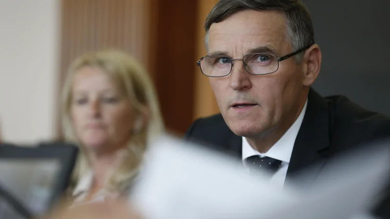 Fotografija: Na finančnem ministrstvu, ki ga vodi Andrej Bertoncelj, so po našem opozorilu o napačnih navedbah ureditve nepremičninskih davščin v drugih držav začeli "z aktivnostmi pridobivanja dodatnih informacij". Foto Leon Vidic/delo