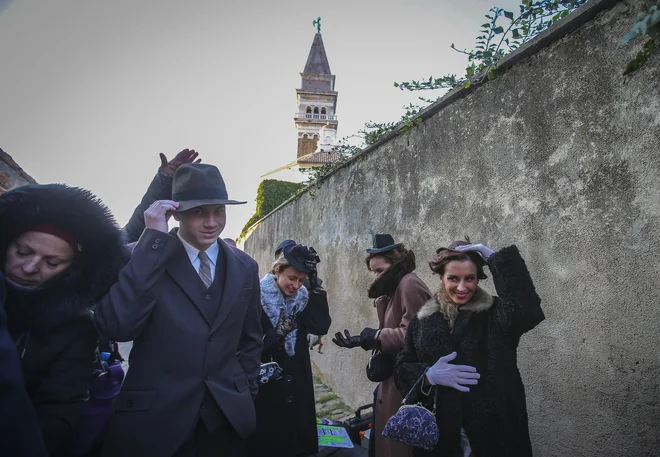 Klobuki so leteli po zraku, veter je motil zvok, a snemalna ekipa je z nekaj balkanske improvizacije obvladala situacijo. FOTO: Jože Suhadolnik
