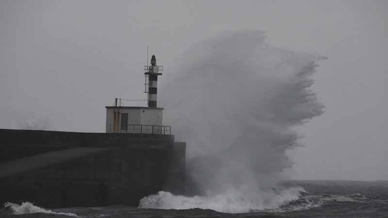 Fotografija: Valovi, ki so se pojavili na severu in zahodu otoka, so bili visoki med štirimi in petimi metri. FOTO: Reuters