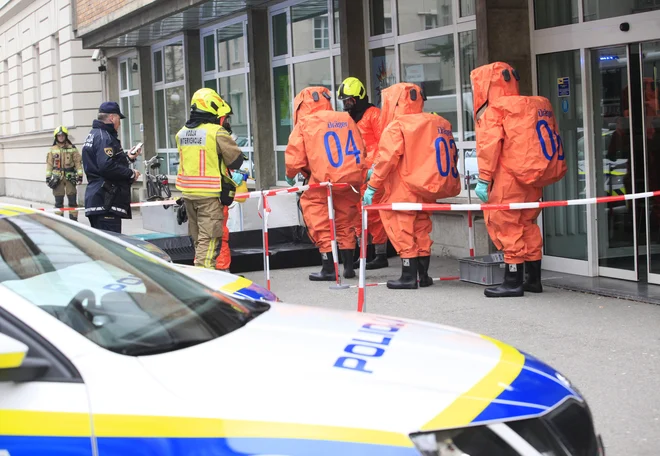 Pošiljke belega prahu v Sloveniji so vse bolj pogoste in so se doslej izkazale za lažni alarm. Foto Mavric Pivk/delo