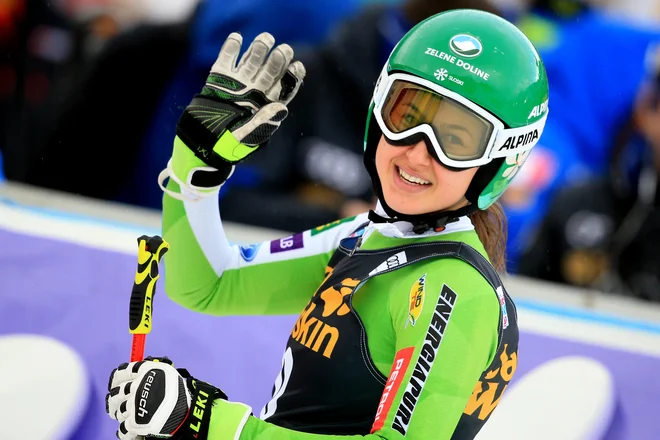 Veleslalomistka Tina Robnik, sicer diplomantka socialnega dela, od daleč spremlja svetovni pokal in pravi, da ji dajejo tekmice, ki so se uspešno vrnile po poškodbi, dodaten zagon. FOTO: Tomi Lombar/Delo