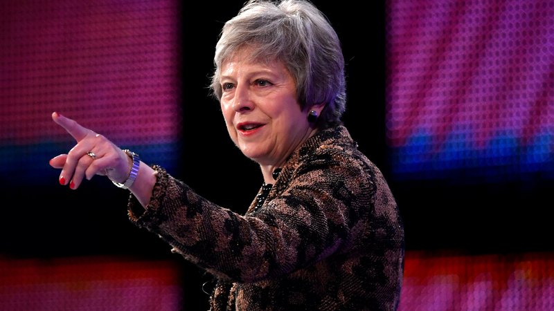 Fotografija: Britanska premierka zaenkrat kljubuje pritiskom evroskeptičnih torijcev in severnoirskih unionistov. FOTO: REUTERS/Toby Melville