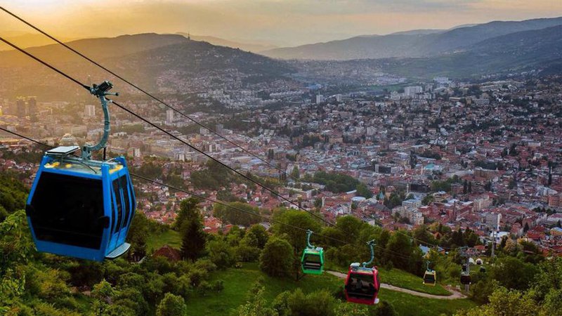 Fotografija: V Sarajevu so aprila zagnalii novo vzpenjačo na Trebević, ki je bila med vojno uničena, do danes so z njo ustvarili milijon evrov dobička. FOTO: Mestna občina Sarajevo
