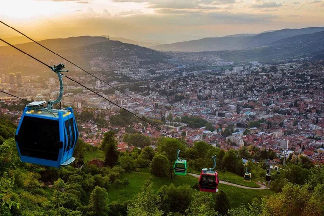 V Sarajevu so aprila zagnalii novo vzpenjačo na Trebević, ki je bila med vojno uničena, do danes so z njo ustvarili milijon evrov dobička. FOTO: Mestna občina Sarajevo