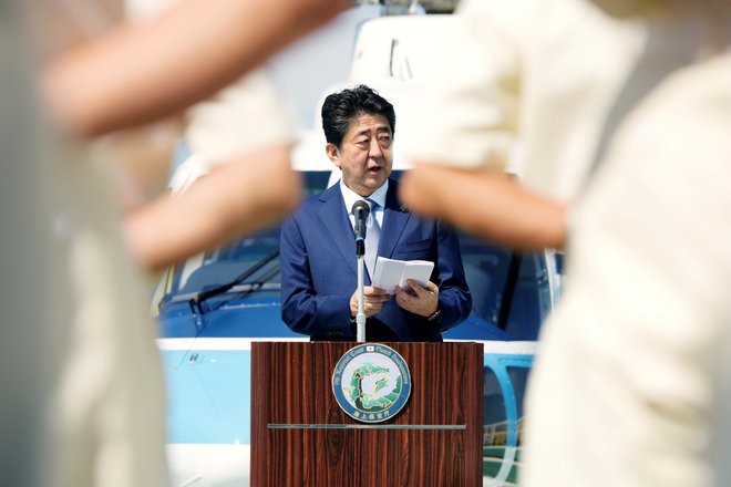 Japonski premier Šinzo Abe. FOTO: Pool New/Reuters