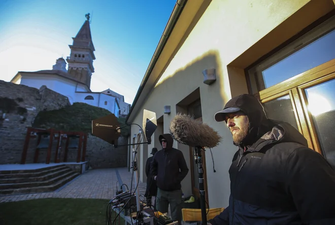 Župnišče poleg piranske cerkve sv. Jurija se je na gospodov dan spremenilo v vilo na Hvaru. FOTO: Jože Suhadolnik