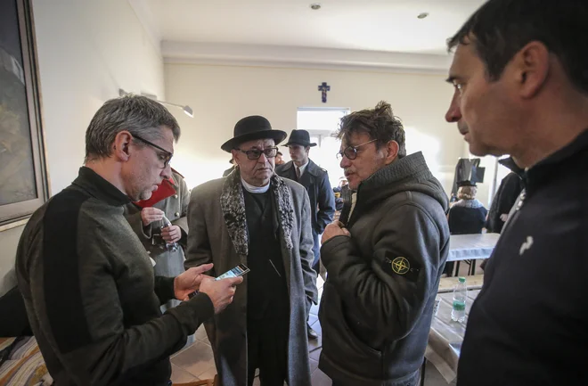 Da je snemanje na slovenski obali potekalo karseda gladko, sta poskrbela producenta Aleš Pavlin (skrajno levo) in Andrej Štritof (skrajno desno) iz produkcijske hiše Perfo. FOTO: Jože Suhadolnik