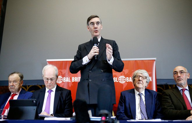 Vodja evroskeptičnih poslancev v konservativni stranki Jacob Rees Mogg. FOTO: REUTERS/Henry Nicholls