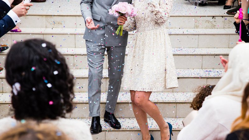 Fotografija: Poroka v Istri terja obsipavanje mladoporočencev z rižem in za poročni spominek – konfete. FOTO: Unsplash
