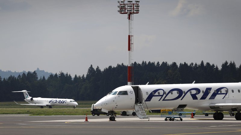Fotografija: Adria Airways bo letos poslovala z izgubo, tudi zaradi visokih cen nafte. Foto: Leon Vidic