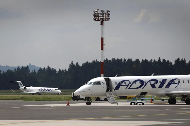 Adria Airways bo letos poslovala z izgubo, tudi zaradi visokih cen nafte. Foto: Leon Vidic